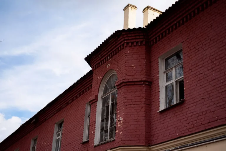 Exterior Paint Color for Brick Houses: 12 Colors That Actually Work